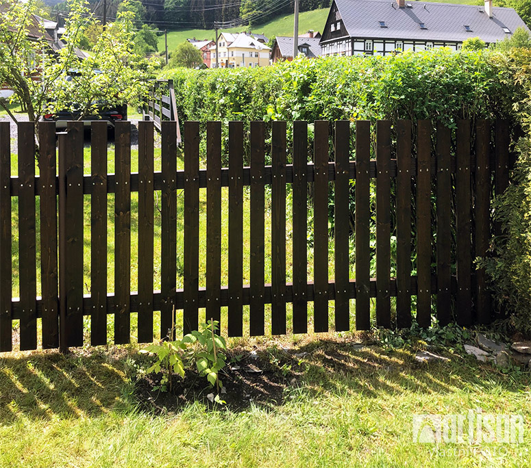Drevený plot ošetrený lazúrou Lignovit - odtieň Palisander