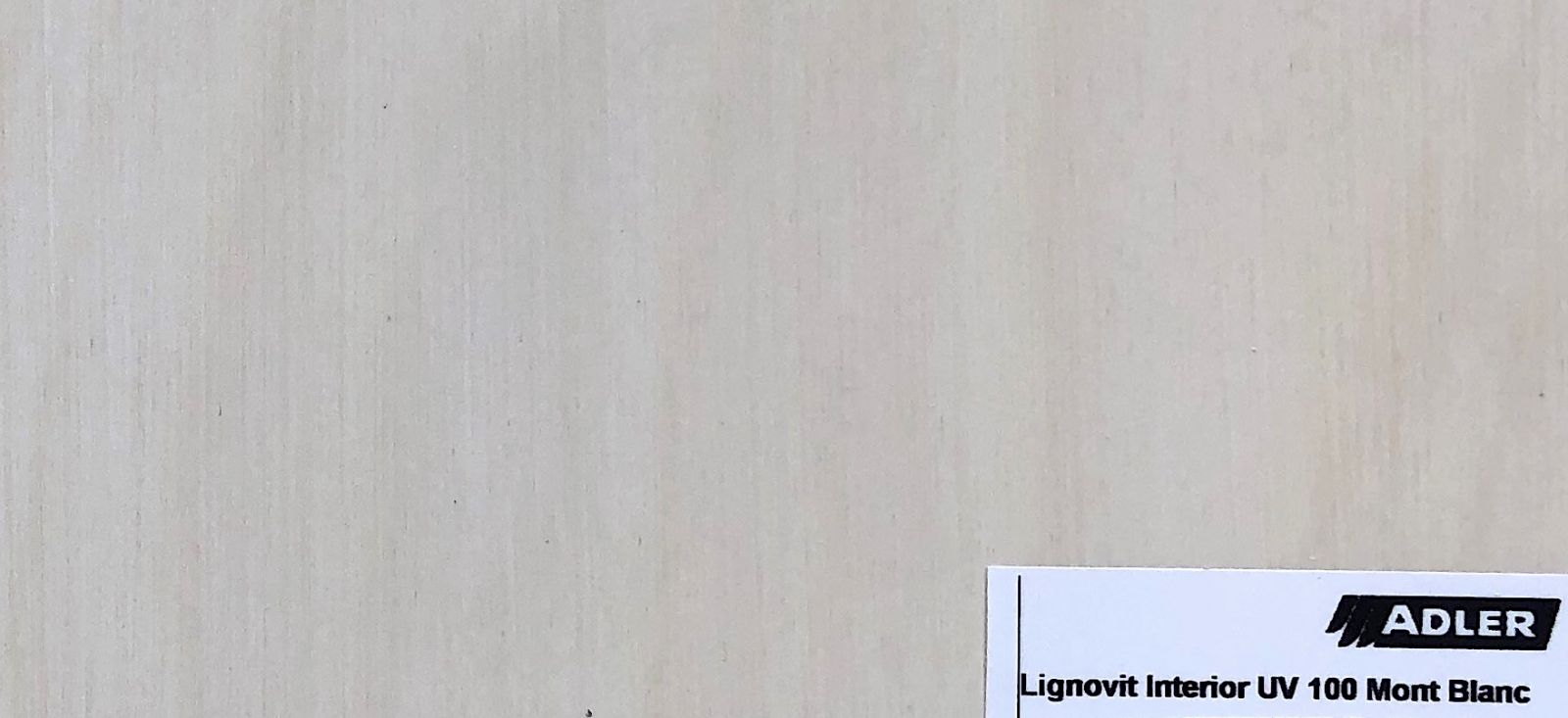 Lazúra Lignovit UV 100 Mont Blanc natretá na brezovú preglejku do interiéru. Vďaka přibělenému odtieňa vydrží dlhšie odolávať žltnutie.